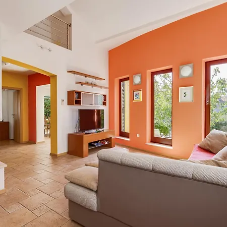 别墅 Yellow House By Interhome *