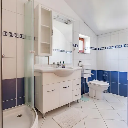 别墅 Yellow House By Interhome 扎达尔