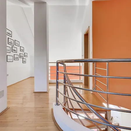 Yellow House By Interhome 扎达尔