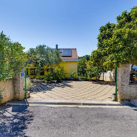 Yellow House By Interhome 扎达尔