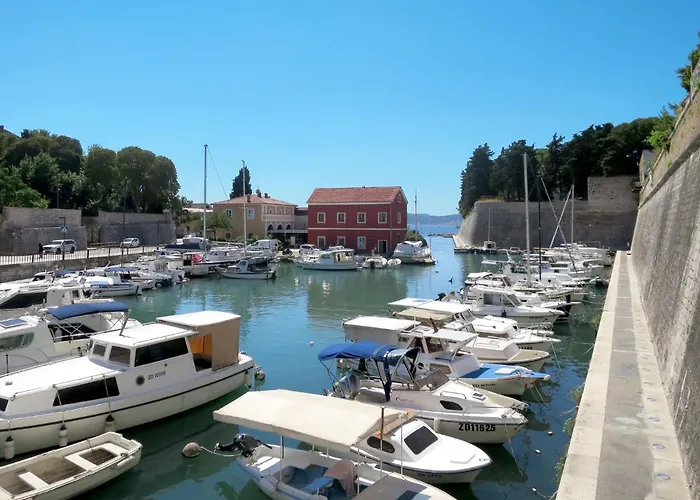 Yellow House By Interhome فيلة زادار