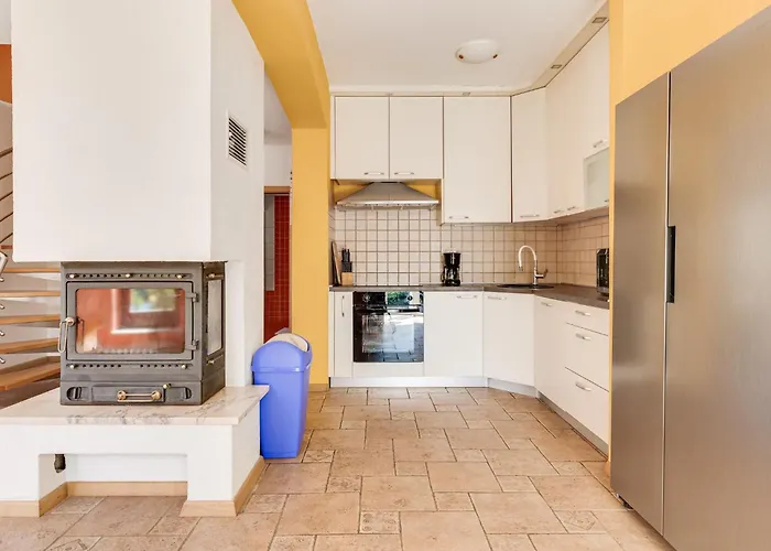 Yellow House By Interhome فيلة