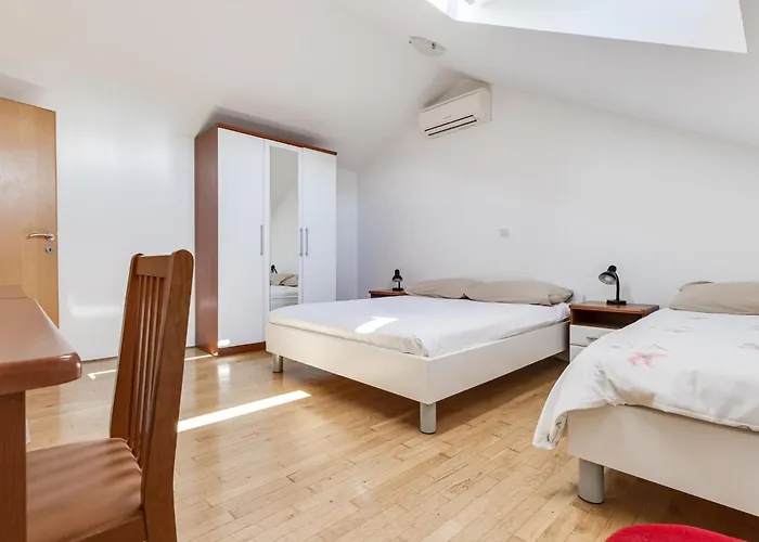 Yellow House By Interhome فيلة